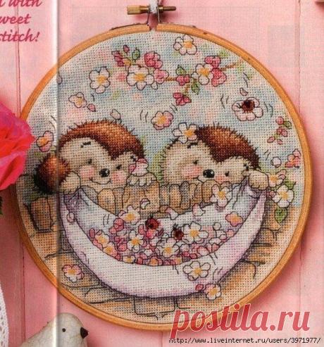 ​Вышивка крестиком "Ёжики с цветами"