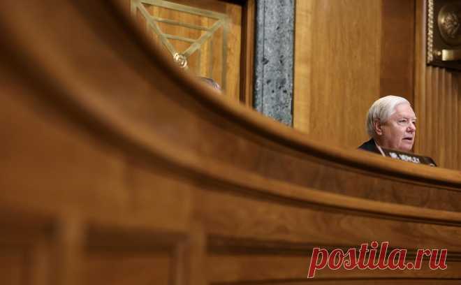 WSJ узнала, что команда Трампа давит на Сенат из-за санкций против России. Администрация президента США Дональда Трампа пытается заставить сенатора-республиканца Линдси Грэма существенно смягчить законопроект о санкциях против России, пишет The Wall Street Journal.
