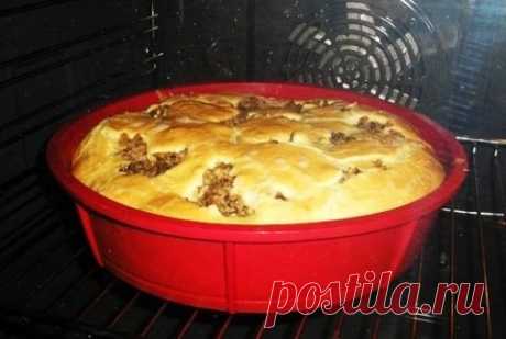 Пирог «Быстрый и вкусный» из теста на кефире со сметаной и майонезом

Ингредиенты
кефир 100 г
сметана 100 г
майонеза 200 г
яйца 3-4 шт.
сода 0,5 ч. л.
соль 0,5 ч. л.
мука
рыбные консервы 1-2 банки
картофель -4-5 шт.
растительное масло
соль,перец
Способ приготовления
Шаг 1 Смешиваем кефир, сметану, майонез, яйца, соль, соду и муку.
Шаг 2 Замешиваем тесто, чтобы получилось не крутое и не густое , а как для оладий.
Шаг 3 Выкладываем половину теста в форму, смазанную маслом. Н...
