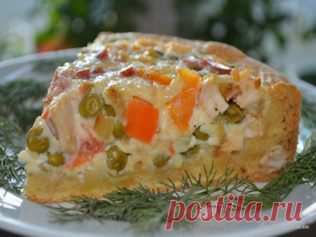 Открытый пирог с мясом и овощами.