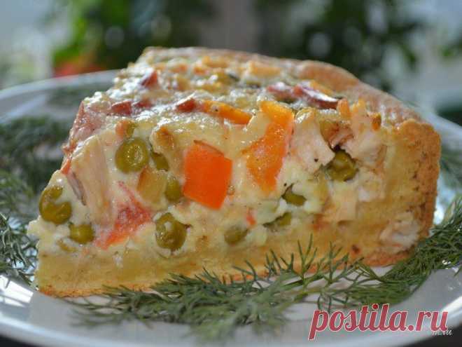 Открытый пирог с мясом и овощами.