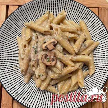Пенне в сливочно-грибном соусе.
-пенне (или другие макароны) - 400 гр.,
-шампиньоны - 250 гр.,
-сыр - 50-100 гр.,
-сливки - 250.,
-лук - 1 маленький (можно без него),
-чеснок - 2 зубчика,
-масло для зажарки,
-соль, смесь перцев, зелень петрушки.
1. Порезать лук, чеснок, выложить всё на сковороду, добавить порезанные шампиньоны, прогреть всё вместе как следует, посолить и поперчить, залить сливками, ещё немного потомить и пробить всю массу погружным блендером, добавить сыр, тщательно перемешать