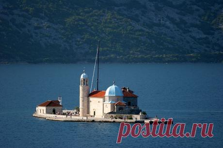 File:Gospa od Škrpjela (Our Lady of the Rocks) - Bay of Kotor, Montenegro - 5 Aug. 2010.jpg - Wikimedia Commons