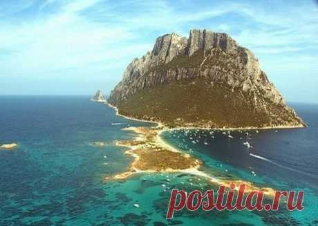 Крошечное королевство Таволара – остров-скала | Журнал "JK" Джей Кей Это Таволара, или остров-скала, или самое маленькое королевство. Оно расположено на выступе, словно вырывающемся из морской пучины. Длина суши составляет 5 км, а ширина едва доходит до 1 км. Находится королевство неподалеку от Сардинии, а населяет его сейчас семейство Джузеппе Бертолеони – правителя этого государства. Они живут в узком перешейке с песчаным пляжем у подножия. Только эта часть пригодна для жизни.