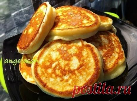 ОЛАДЬИ ТВОРОЖНЫЕ 
ИНГРЕДИЕНТЫ:
● Творог - 200 г. (если крупнозернистый, протереть через сито)
● Сметана - 2-4 ст. ложки (кол-во зависит от влажности и жирности творога)
● Яйца - 2 шт.
● Сахар - 2-3 ст. ложки
● Ванилин, соль - по щепотке
● Разрыхлитель - 1/2 ч. ложки
● Мука - 3 ст. ложки с горкой 
ПРИГОТОВЛЕНИЕ:
Муки вам может понадобится больше или меньше, т.к. мука, творог и калибр яиц везде разные, сметану можно заменить - кефиром, молоком, йогуртом, но в этом случае, советую добавить в тест