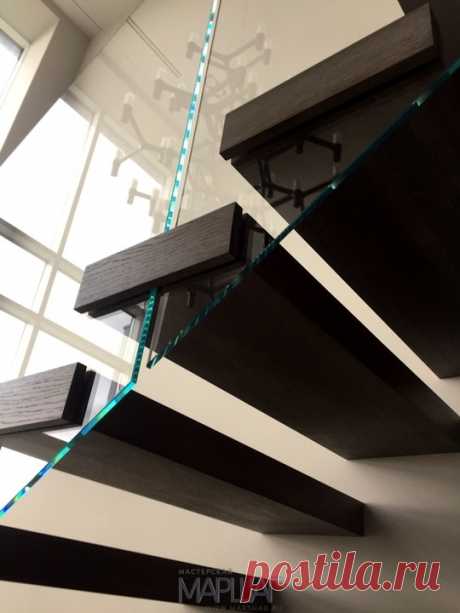 Изготовление лестниц, ограждений, перил Маршаг – Деревянные консольные лестницы на самонесущем стекле