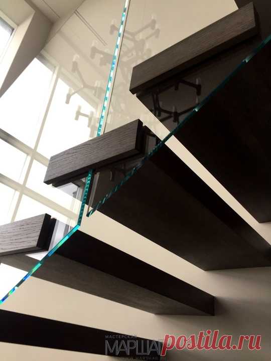 Изготовление лестниц, ограждений, перил Маршаг – Деревянные консольные лестницы на самонесущем стекле