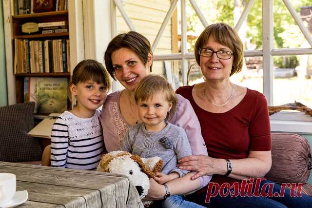 «Дачный дом в Приозерском районе построил мой прадедушка в начале 1960-х годов по проекту прабабушки, — рассказывает Ася Коробейникова. — Семья собирается здесь летом и зимой: дача появилась, когда мама была маленькой девочкой, потом я проводила здесь каникулы, теперь сюда приезжают мои дети».