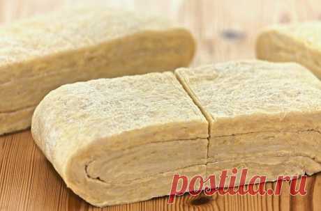 Вкусное и нежное слоеное тесто своими руками 
 
Тесто делается легко, а получается божественное - нежное и вкусное. Выход готового теста - 600-700 гр. 
 
Ингредиенты: 
Маргарин — 200 г 
Яйцо куриное — 1 шт 
Вода (сколько войдет до объема 2/3 стакана) 
Мука пшеничная / Мука (в 1 тесто - 2 стакана; в масляное - 2/3 стакана (стакан - 250 гр)) 
Соль — 0,5 ч. л. 
Уксус — 0,5 ч. л. 
 
Приготовление: 
В стакан разбиваем яйцо, доливаем до 2/3 стакана водой, соль и размешиваем до о...