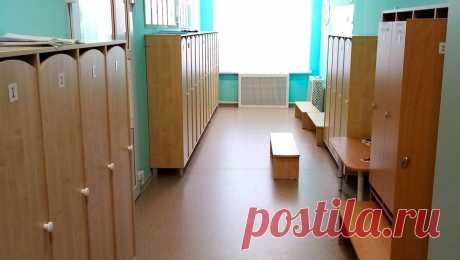 Под Пермью в детском саду на ребенка упал шкаф. В Пермском крае пятилетний ребенок получил тяжелые травмы, пока находился в детском саду. Об этом сообщает управление СК РФ по региону. Инцидент произошел в Кудымкаре. На мальчика упал шкаф для одежды, который не был зафиксирован должным ...