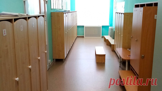 Под Пермью в детском саду на ребенка упал шкаф. В Пермском крае пятилетний ребенок получил тяжелые травмы, пока находился в детском саду. Об этом сообщает управление СК РФ по региону. Инцидент произошел в Кудымкаре. На мальчика упал шкаф для одежды, который не был зафиксирован должным ...