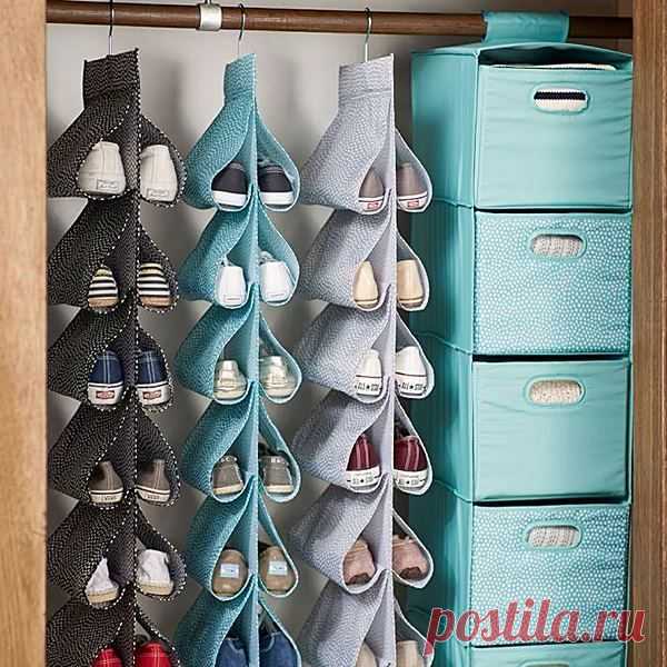 Ontem decidi que iria resolver de vez este problema que aflige 9 em 10 donas de casa: Onde guardar os danados dos sapatos que parece que se multiplicam durante a noite?  Então, selecionei 45 ideias para você se inspirar...