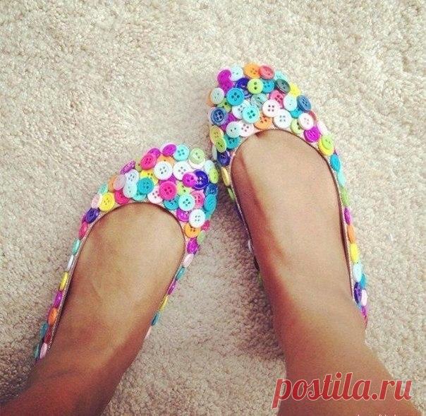 Преображение старой обуви с помощью пуговиц — DIYIdeas