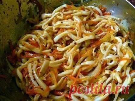 Теплый салат “Оранжевый кальмар” — вкуснятина невероятная! Приготовь, не пожалеешь!