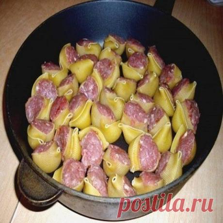 Ракушки с фаршем с соусом бешамель.
Ракушки отварить мин.5
Приготовленным фаршем наполнить ракушки уложить в форму.Залить соусом так и запекать в духовке. Готовится очень быстро!
СОУС
2стакана молока
3ст.л. сл.масла
2ст.л муки
соль
в сковороде растопить масло добавить муку-перемешать чтобы не было комков и добавлять молоко теплое осторожно все время мешать,как загустеет готов соус.
