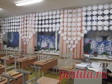 Короткая занавеска связанная  крючком из мотивов