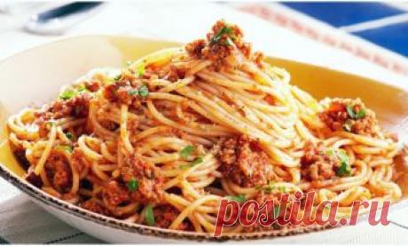 Спагетти Болоньезе Готовим дома вкусные спагетти с соусом Болоньезе или макароны с фаршем и томатами. Если вы любите макароны, то болоньезе обязательно станет для люб...