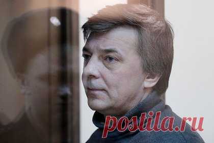 Бывшего генерала СКР нашли мертвым в колонии. Он отбывал срок за взятку в миллион долларов от главного вора России. В одной из колоний Нижегородской области обнаружен без признаков жизни бывший генерал-майор юстиции, руководивший управлением собственной безопасности Следственного комитета России, Михаил Максименко. Он отбывал 14-летний срок, полученный за коррупцию. Тело осужденного обнаружили в комнате для хранения вещей.