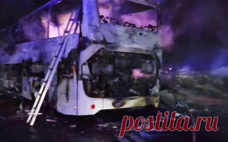 Под Краснодаром автобус сгорел после столкновения с грузовиком. Грузовик выехал на встречку и столкнулся с автобусом, где ехали 49 человек — болельщики гандбольной команды. Водитель грузовой машины погиб, более 20 человек, в том числе водитель автобуса, пострадали