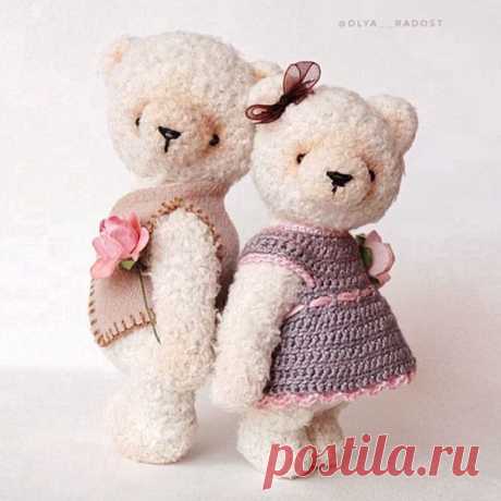 Маленький медвежонок.
Больше описаний здесь https://vk.com/topic-157513826_38964705
А также в альбомах группы https://vk.com/albums-157513826

Вязали такого? Хвастайтесь вашей работой в комментариях.

Автор фото и описания: Оля Радость

https://vk.com/wall-211519480_304
#медведи_коалы_панды_toys_zhumari #вяжемкрючком #описаниевязания #МКбесплатно #бесплатныйМК #МКкрючком #бесплатноеописание #медведькрючком