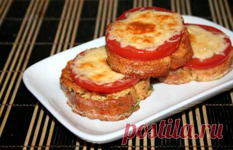 Гренки с помидором и сыром. Отличный вариант вкусного завтрака 
 
Ещё один вариант гренок на завтрак, вкусные и сытные.
 
На 1 порцию:
— 3 кусочка хлеба, лучше всего от багета— 1 яйцо— 2 столовые ложки молока— половина помидора— 3 столовые ложки тёртого сыра— зел…