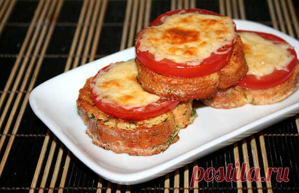 Гренки с помидором и сыром. Отличный вариант вкусного завтрака 
 
Ещё один вариант гренок на завтрак, вкусные и сытные.
 
На 1 порцию:
— 3 кусочка хлеба, лучше всего от багета— 1 яйцо— 2 столовые ложки молока— половина помидора— 3 столовые ложки тёртого сыра— зел…
