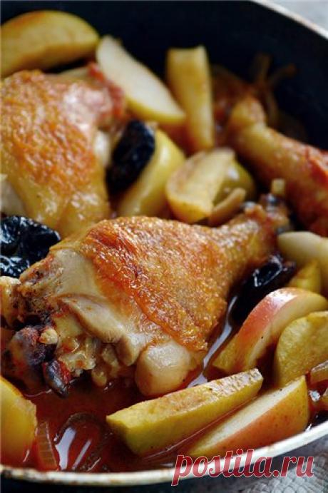 Соте из курицы с яблоками Похоже на рецепт, что был выложен вчера, только без использования духовке и другими ароматными добавками, что делает вкус блюда богаче. 2-3 порции 1 кг курицы (половина крупной птицы) 1 луковица 6 зубчиков чеснока 1 ст.л. паприки 2 яблока 80 г чернослива 150 мл сухого хереса пол пучка петрушки…