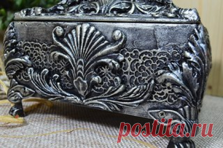 Какие великолепные работы у Галины Вакулы!!!! Я так вообще обожаю все такое!!! Конечно кинулась искать подходящие прибамбасы. Все что нашла, делюсь с вами.
На крышке по бокам мне кажется подойдет вот такой молд, а скорей всего это он и есть https://ali.pub/1qehf5
На боковинках вполне подойдет вот такой коврик https://ali.pub/1qehre
Так же уверена очень подойдет вот такой молд, если его разделить на фрагменты https://ali.pub/1qehzr
И таким элементам можно найти место в общей к...