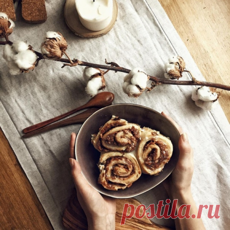 Яблочно-карамельные булочки «Челси» по рецепту из «Коротаем зиму» (hmif.to/wintervk) продолжают покорять сердца и духовки наших читателей. ⠀ Это британская версия датской выпечки, впервые эти булочки испекли в лондонском Chelsea Bun House в XVIII веке. В сдобное тесто часто добавляют лимон и специи; классическая начинка состоит из масла, тростникового сахара и изюма. Когда спирали из сдобного теста выпечены, их покрывают глазурью или карамелью. ⠀ Ингредиенты: ⠀ Для теста: 40 г масла 180 мл…
