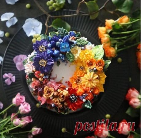 Торты, украшенные цветами из крема