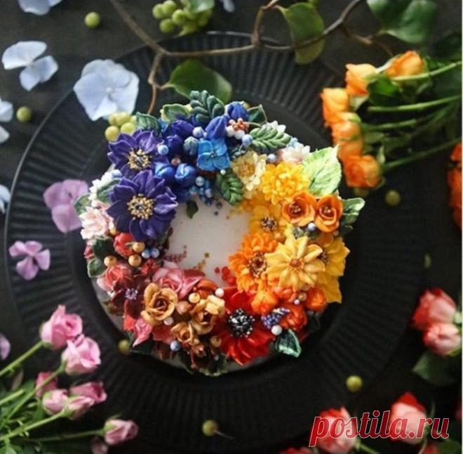 Торты, украшенные цветами из крема