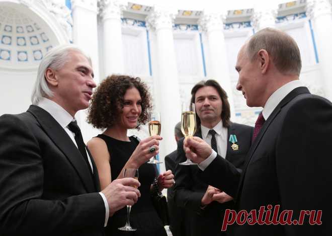 Оперный певец Дмитрий Хворостовский с супругой Флоранс, певец Дмитрий Маликов и президент России Владимир Путин после церемонии вручения государственных наград в Кремле, 2015 год.  © Михаил Метцель/ТАСС.  Подробнее на ТАСС:  
http://tass.ru/info/4646997   |  Биография Дмитрия Хворостовского - Биографии и справки - ТАСС