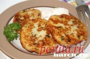 Картофельные сиченики с луком и беконом