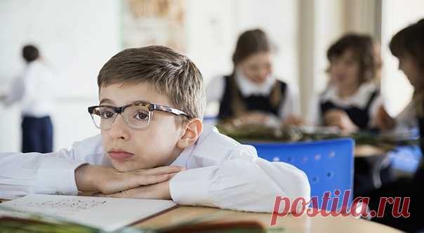 Держи спину ровно! Тем, кто сутулится, труднее переносить физическую боль. Неплохой аргумент в пользу хорошей осанки. Родителям, которые замучились повторять эту фразу своим детям за обеденным столом, канадские психологи подарили отличный аргумент. Оказывается, горбиться или наваливаться на стол не только некрасиво. Тому, кто сутулится, труднее переносить боль. Достаточно всего лишь принять доминантную позицию — выпрямить спину, приподнять подбородок, — чтобы не только чувствовать себя…