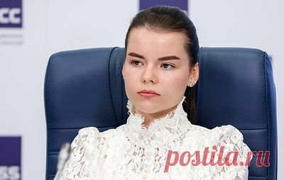 Глава движения "Здоровое Отечество": сегодня рынок вейпов в РФ выходит из-под контроля. Вейпинг стал эпидемией среди детей и подростков, при этом бизнес чувствует себя безнаказанным. Какие меры нужны, чтобы молодое поколение чаще выбирало ЗОЖ, а не курение, насколько необходим запрет вейпов и что реализуется уже сейчас в этом направлении, рассказала в интервью ТАСС председатель общероссийского общественного движения "Здоровое Отечество" Екатерина Лещинская