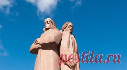 «Стали преторианской гвардией»: как латышские стрелки помогали большевикам удерживать власть. 110 лет назад в Российской империи началось формирование подразделений латышских стрелков. Во время Первой мировой войны они проявили себя как мужественные воины, предпочитавшие героическую смерть отступлению. В ходе революционных событий 1917 года латышские стрелки поддержали большевиков и стали, по словам историков, «красной преторианской гвардией». Они охраняли первое советское правительство, а во…