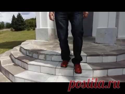 Как правильно подниматься и спускаться по лестнице.  How to go up and down stairs