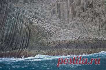 Удивительные базальтовые скалы на Канарских островах.