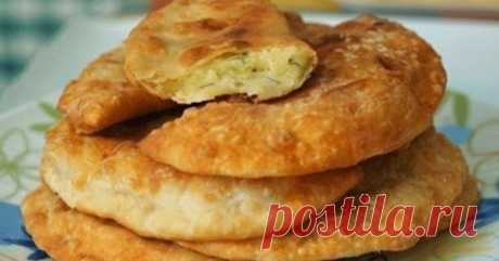 Чебуреки с картошкой и сыром      Для теста:   300 г кефира, 2 ст.л. сметаны, 100 г сливочного масла (растопить), 2 яйца, 1/2 ч.л. соли, 800-900 г муки.   Начинка:   1 к...