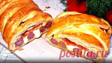 Пирог в стиле «пицца» из слоеного теста: быстро, просто и вкусно Пирог в стиле «пицца» из слоеного теста получается румяным, аппетитным! Начинка сочная, с тянущимся сыром! Перекус или выпечка к ароматному горячему чаю, просто замечательный! Намного вкуснее, чем пицца по заказу!