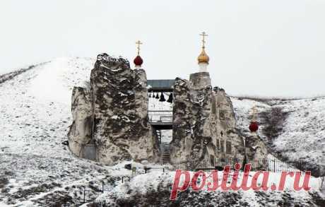Подземная церковь в Костомарово, храм в обломке скалы, древнейшая деревянная церковь. Рассказываем и показываем, где все это благолепие находится:
