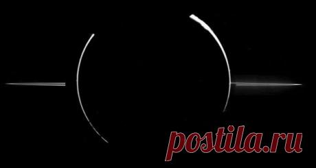 На этом мозаичном изображении, напоминающем произведение художника-минималиста, хорошо видна система колец Юпитера, подсвеченная Солнцем / Интересный космос