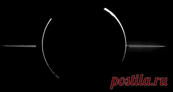 На этом мозаичном изображении, напоминающем произведение художника-минималиста, хорошо видна система колец Юпитера, подсвеченная Солнцем / Интересный космос