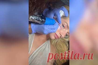 Сестра Кейт Мосс объяснила причину нанесения тату на лицо после выхода из рехаба. Младшая сестра британской модели Кейт Мосс Лотти объяснила причину нанесения татуировки на лицо. На щеке знаменитости разместили слово Lover («Возлюбленный»). По словам Мосс, таким образом она продемонстрировала обществу, что вновь обрела свободу после выхода из абьюзивных отношений.