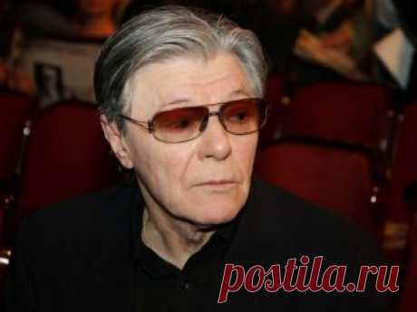 "Знаю, что причинял боль тем, кого люблю". Семейный альбом Александра Збруева Александр Збруев — актер редкого обаяния, любимец женщин. Даже не верится, что в этом году артист отметил 80-летие