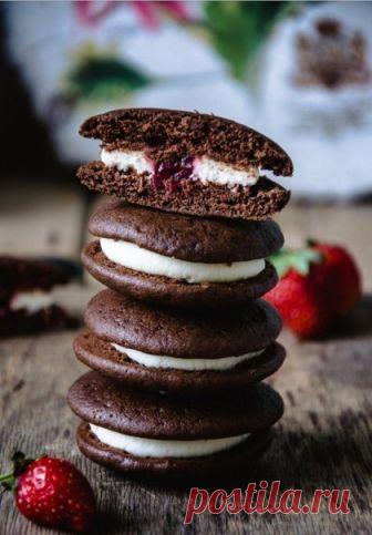 Вупи-пай.

А вы когда-нибудь пробовали легендарное пирожное «Вупи-пай»? Плотные, рельефные после выпечки, коржи обещают знакомый с детства шоколадный вкус, а нежная кремовая прослойка манит контрастом с темным печеньем.
Шутка ли, сразу несколько американских штатов ревниво защищают право называться родиной этого лакомства.
По легенде, амиши-мужчины, уставшие на тяжёлой работе, разворачивали свёрток с едой и, обнаружив там «Вупи-пай», радостно вскрикивали: «Whoo! Pie!». Так...