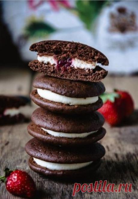 Вупи-пай.

А вы когда-нибудь пробовали легендарное пирожное «Вупи-пай»? Плотные, рельефные после выпечки, коржи обещают знакомый с детства шоколадный вкус, а нежная кремовая прослойка манит контрастом с темным печеньем.
Шутка ли, сразу несколько американских штатов ревниво защищают право называться родиной этого лакомства.
По легенде, амиши-мужчины, уставшие на тяжёлой работе, разворачивали свёрток с едой и, обнаружив там «Вупи-пай», радостно вскрикивали: «Whoo! Pie!». Так...