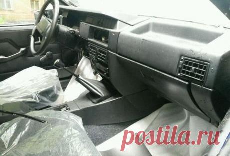 Когда тебе не повезло (7 фото) | Чёрт побери За старые автомобили, которые все время стояли в гараже и неиспользовались, сейчас можно получить неплохие деньги, на что ирассчитывал хозяин этой машины. На этом фото мы с вами видим новый автомобиль, сиденья которого ещепокрыты полиэтиленовыми пакетами, а детали салона излучают новизну.Однако с этой машиной не все в порядке, так как ее владельцу оченьсильно не повезло.