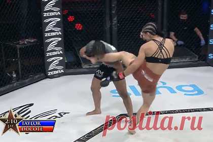 Девушка-боец MMA оглушила соперницу и добила ее ударом ногой в голову. Американская девушка-боец смешанного стиля (MMA) Эмили Дукот завоевала чемпионский титул на турнире Invicta FC 44. Победу над Дэниель Тэйлор принесли два точных удара. Первым она оглушила соперницу: Тэйлор держалась на ногах, но уже не сопротивлялась. Добила Дукот оппоненту ударом ногой в голову.