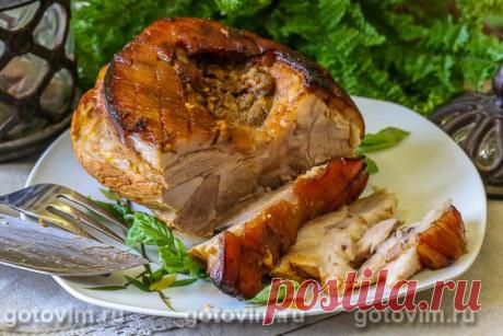 Свиной окорок варено-запеченный в духовке. Рецепт с фото Мясо, приготовленное по этому рецепту, гарантированно получается мягким и сочным. Удается даже сохранить хрустящую кожицу на отрубе окорока. Маринад выбрали один из самых простых - просто смешали сметану с кетчупом, добавив для остроты и аромата чеснок и подкопченную паприку. Кстати, оставшийся бульон можно использовать для варки супа.
